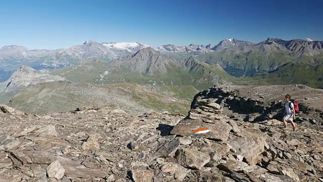 在意大利法国阿尔卑斯山徒步旅行的女人视频素材