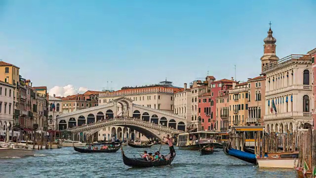 里亚托桥和威尼斯大运河上的威尼斯城市天际线，意大利威尼斯，4K时间流逝视频素材