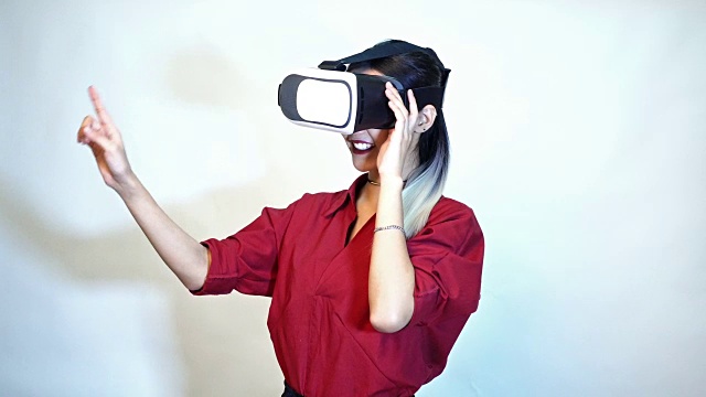 女人享受观看3D模拟视频从虚拟现实(VR)头戴-人和技术概念视频下载