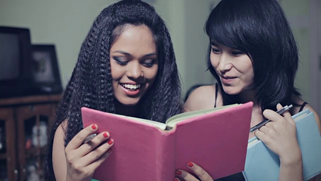 多民族快乐女生与书在一起。视频素材