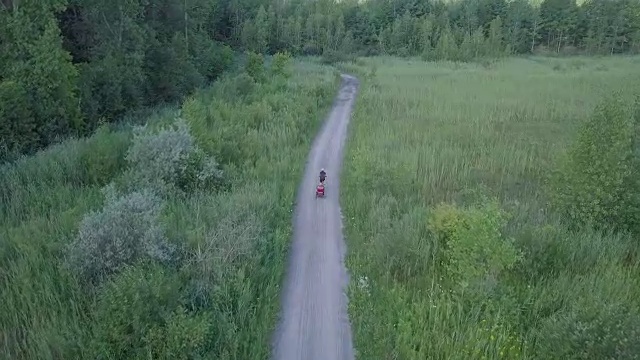 4K鸟瞰图在大自然中骑行视频素材