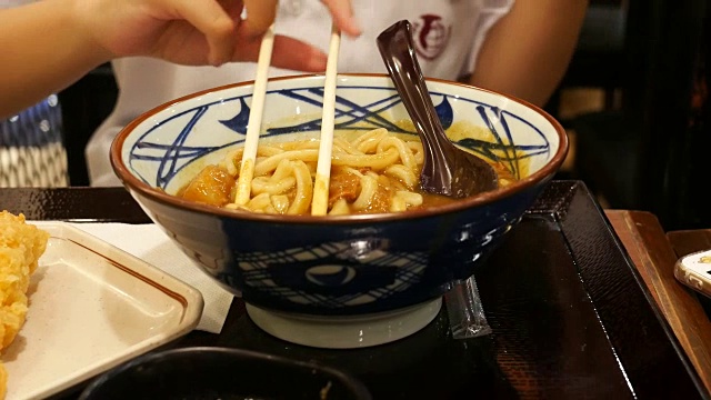 韩国女子吃韩国菜视频素材