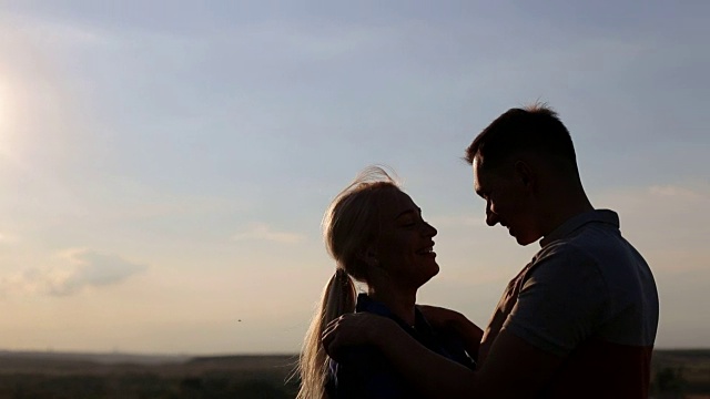 天空背景上一对恋人的剪影。视频下载