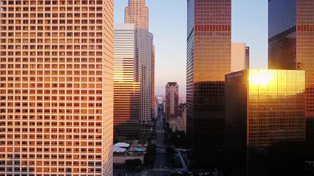 阳光闪烁在洛杉矶的摩天大楼上视频素材