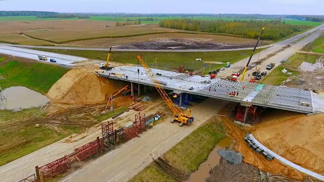 道路建设。从上面俯瞰汽车公路上的桥梁建设视频素材