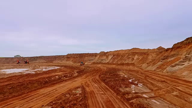 工业区域砂矿道路鸟瞰图。采砂过程视频素材