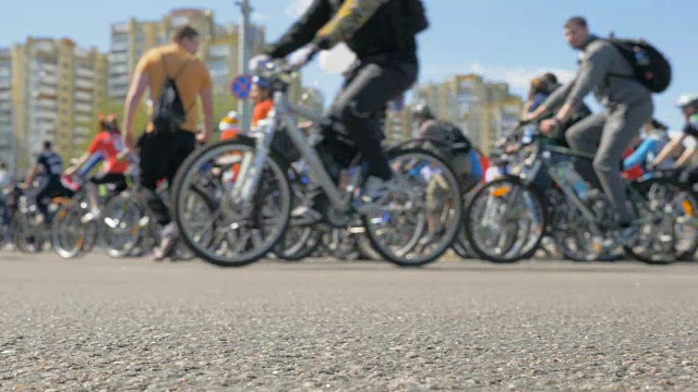 街道上的自行车-慢镜头60帧/秒视频素材