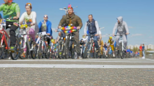 自行车赛季的开始-慢动作60帧/秒视频素材