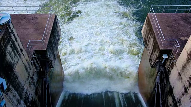 泰国水电大坝泄洪道的4k镜头视频素材