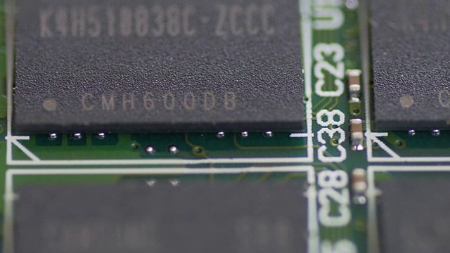 微距镜头拍摄PCB板微电路，小车滑动视频素材