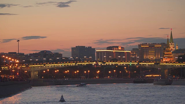 莫斯科河上的夜桥视频素材