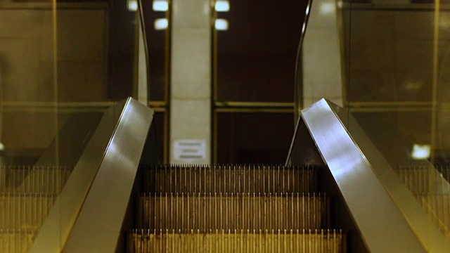 购物中心楼层间的自动扶梯，运输工具视频下载