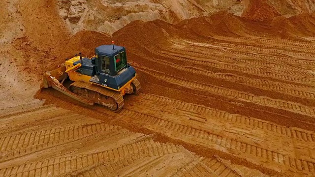 履带式推土机在采石场工作。矿山机械。建筑行业视频素材