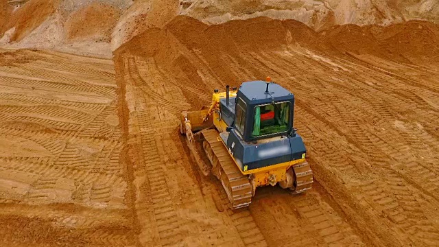 采石场用推土机运沙。采矿设备视频素材