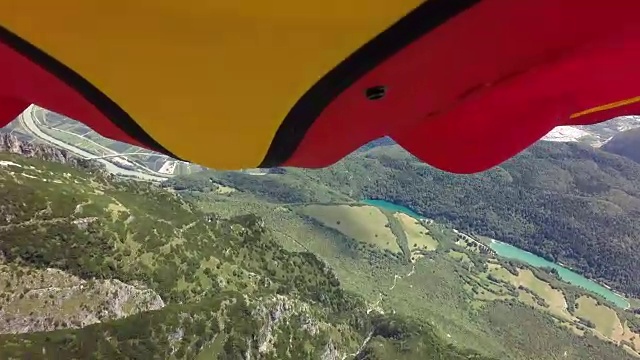 翼服飞行员在山谷中飞行的视角视频素材