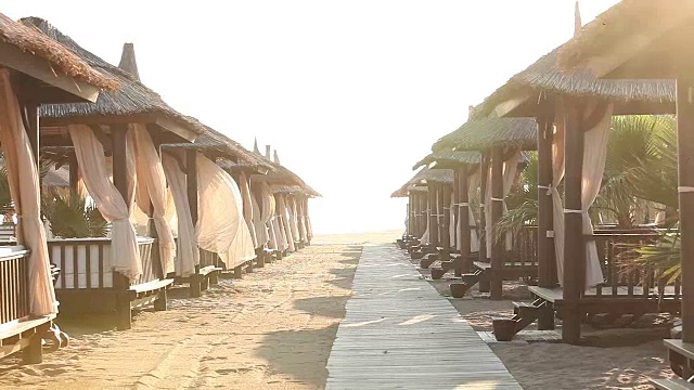 在有风的日子里，沙滩伞在海边视频下载