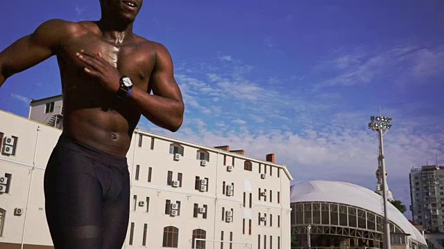 集中非洲年轻男运动员在户外跑步视频下载