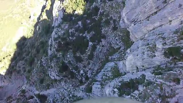 翼装飞行员从悬崖上跳下视频素材