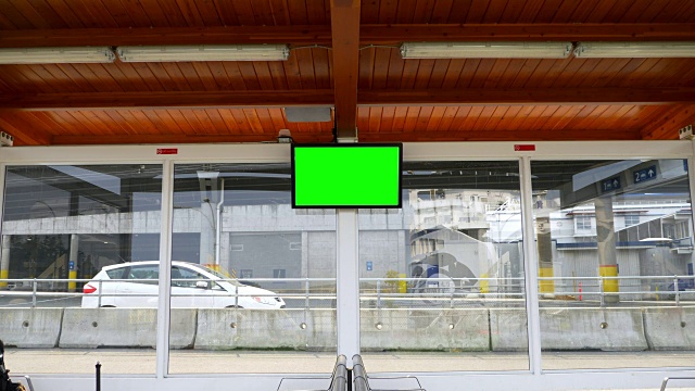 中央天花板安装电视监视器屏幕，空白绿色屏幕面板视频素材