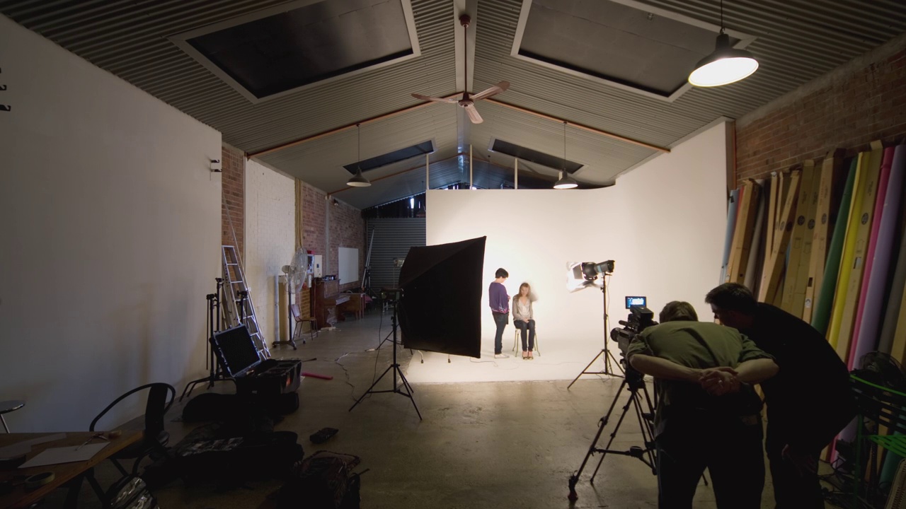 T/L, WS，摄影师在工作室拍摄时装模特，奥克兰，新西兰视频下载