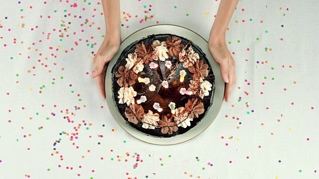 一个生日蛋糕，上面有十根点燃的蜡烛视频素材