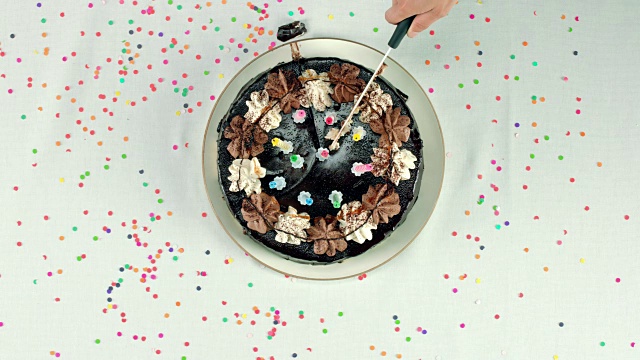 生日蛋糕被切开视频素材