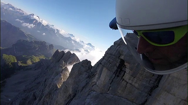 翼装飞行员飞过山脉和悬崖的视角视频下载