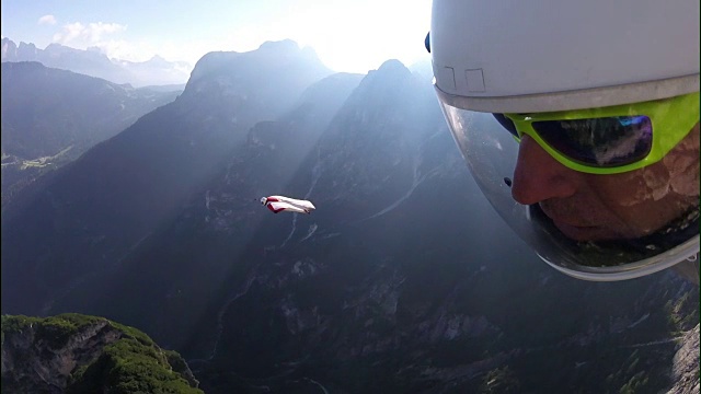翼装飞行员飞过山脉和悬崖的视角视频下载