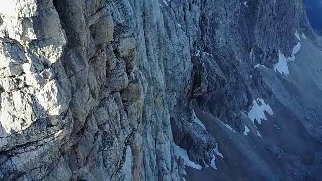 翼服飞行员从悬崖上跳下的鸟瞰图视频素材