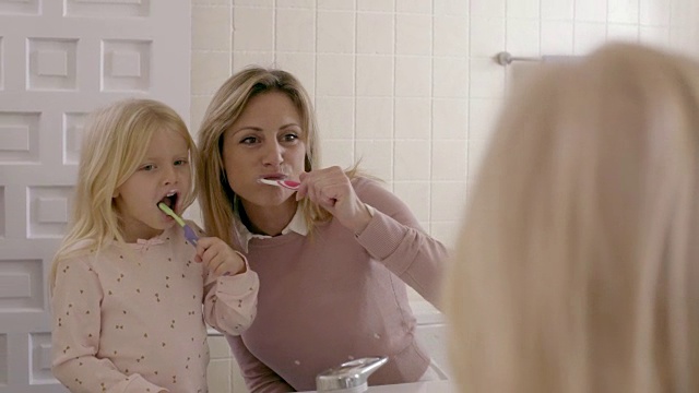 母女俩在家里对着镜子刷牙视频下载