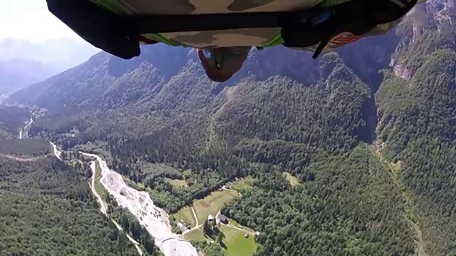 翼服飞行员沿山崖飞行的视角视频素材