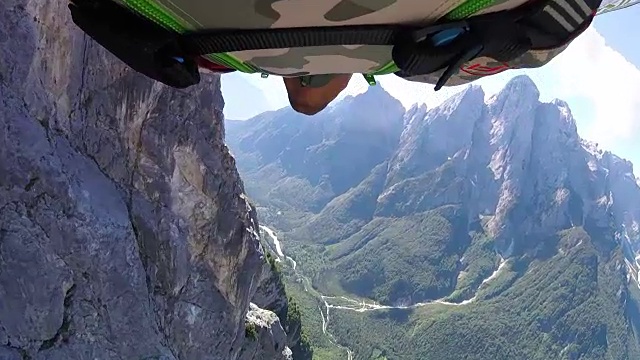 翼服飞行员沿山崖飞行的视角视频下载