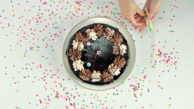 用五支生日蜡烛装饰生日蛋糕视频素材