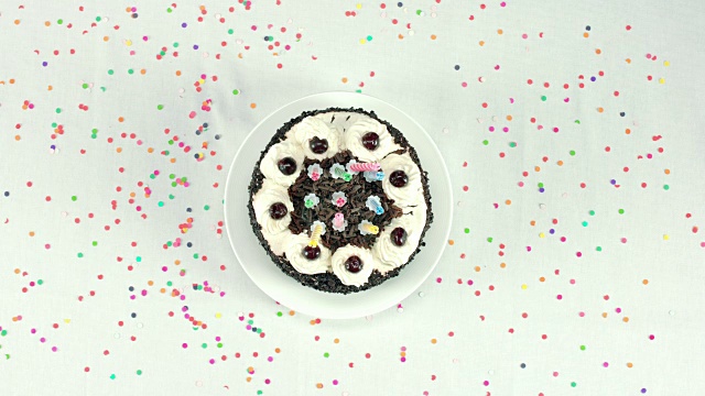带蜡烛的巧克力生日蛋糕视频素材