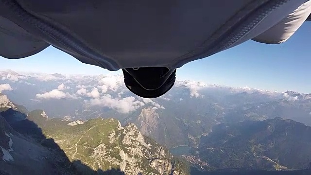 翼装飞行员从悬崖边跳下视频素材