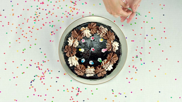 生日蛋糕上插10支蜡烛视频素材