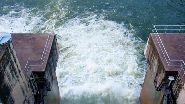 水力发电大坝溢洪道的4k英尺视频素材