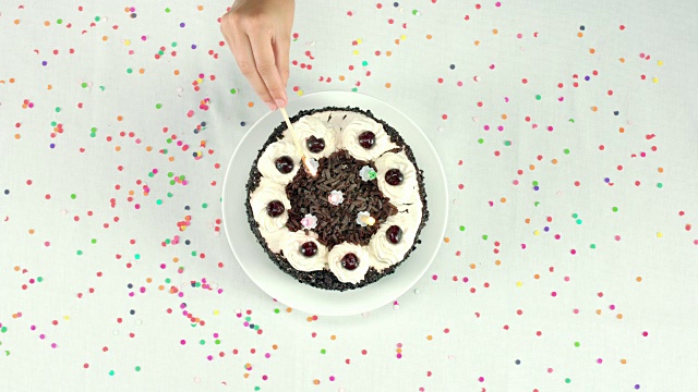 带生日蜡烛的巧克力蛋糕视频素材