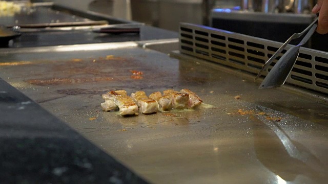 厨师在餐厅提供新鲜牛排和烤蔬菜视频素材