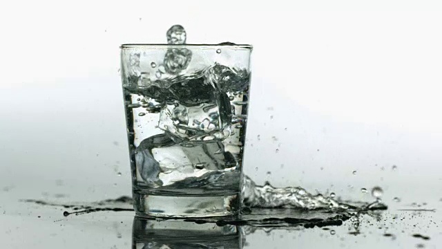 冰块掉进水杯的慢镜头视频素材