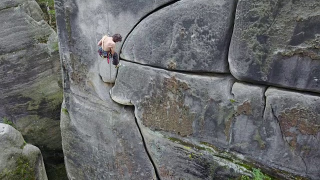 攀岩者攀绳视频素材