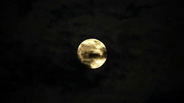 云在月亮前面移动视频素材