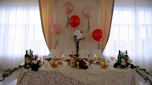 为宾客准备的婚礼大厅内部装饰。新婚夫妇的餐桌装饰得又漂亮又时尚。室内的婚礼概念视频下载