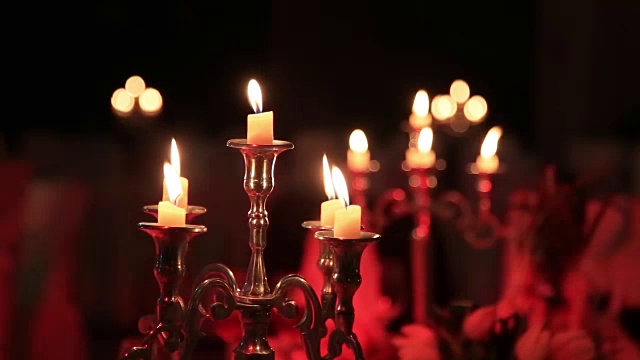 黑暗的室内，老式烛台上的蜡烛视频素材