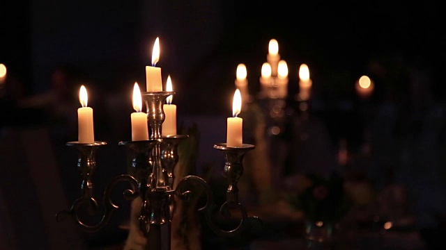 黑暗的室内，老式烛台上的蜡烛视频素材