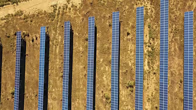 鸟瞰图。带着太阳飞过太阳能发电厂。太阳能电池板和太阳。空中无人机拍摄。全高清30fps的ProRes HQ视频素材