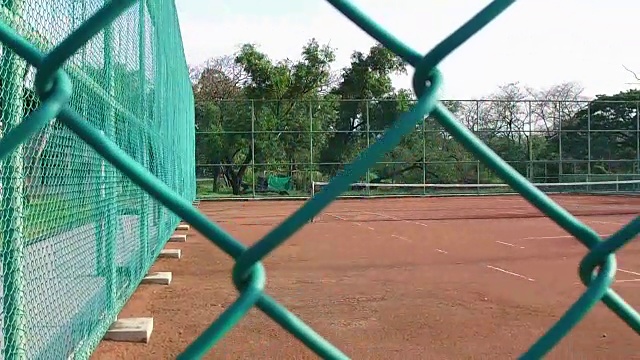 网球场周围有网眼围栏。视频下载