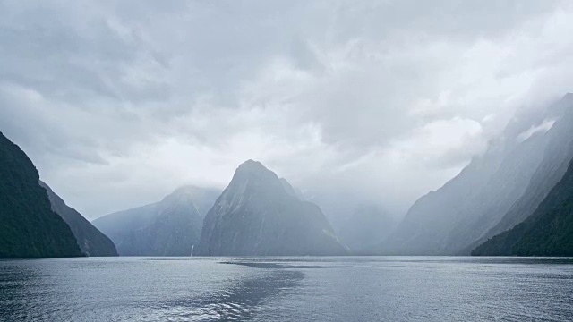 新西兰米尔福德湾的高山冰川景观视频素材