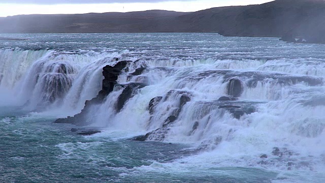 慢镜头:冰岛的金湾瀑布视频素材