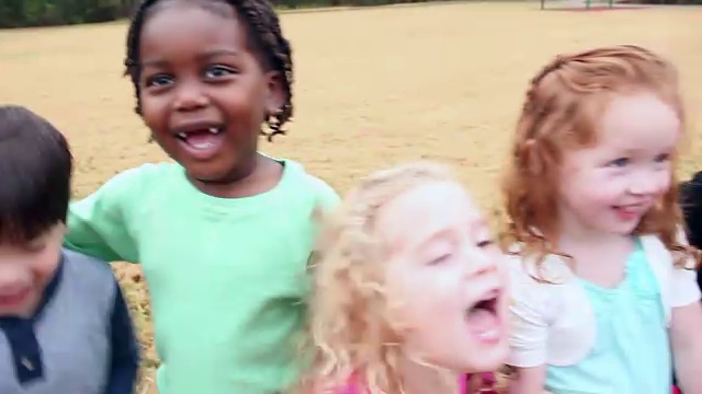 七个学龄前儿童在公园里视频素材